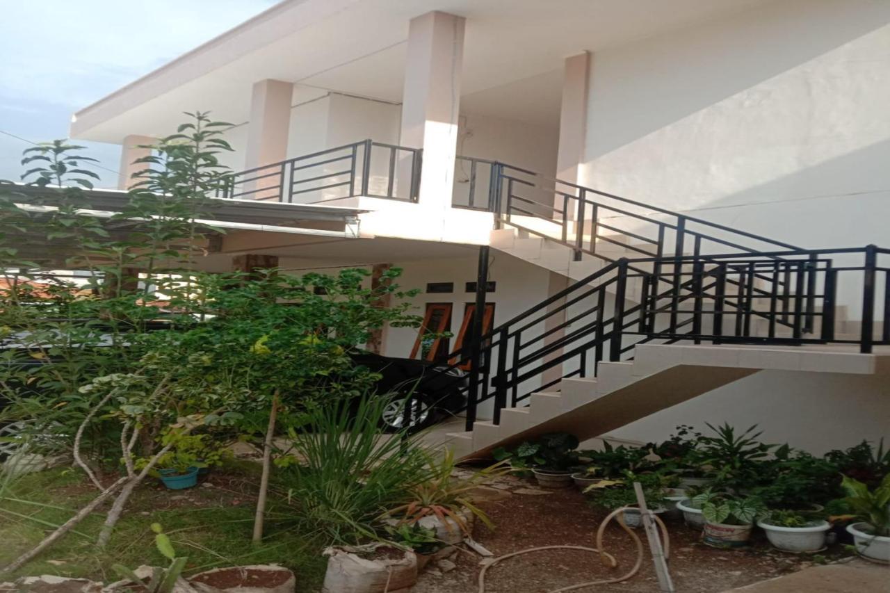 Express O 91722 Home Stay Dan Sewa Mobil Jhon'S Family Labuan Bajo Exterior foto