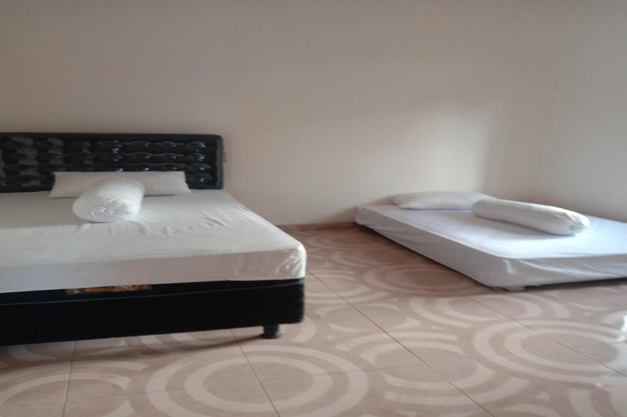 Express O 91722 Home Stay Dan Sewa Mobil Jhon'S Family Labuan Bajo Exterior foto
